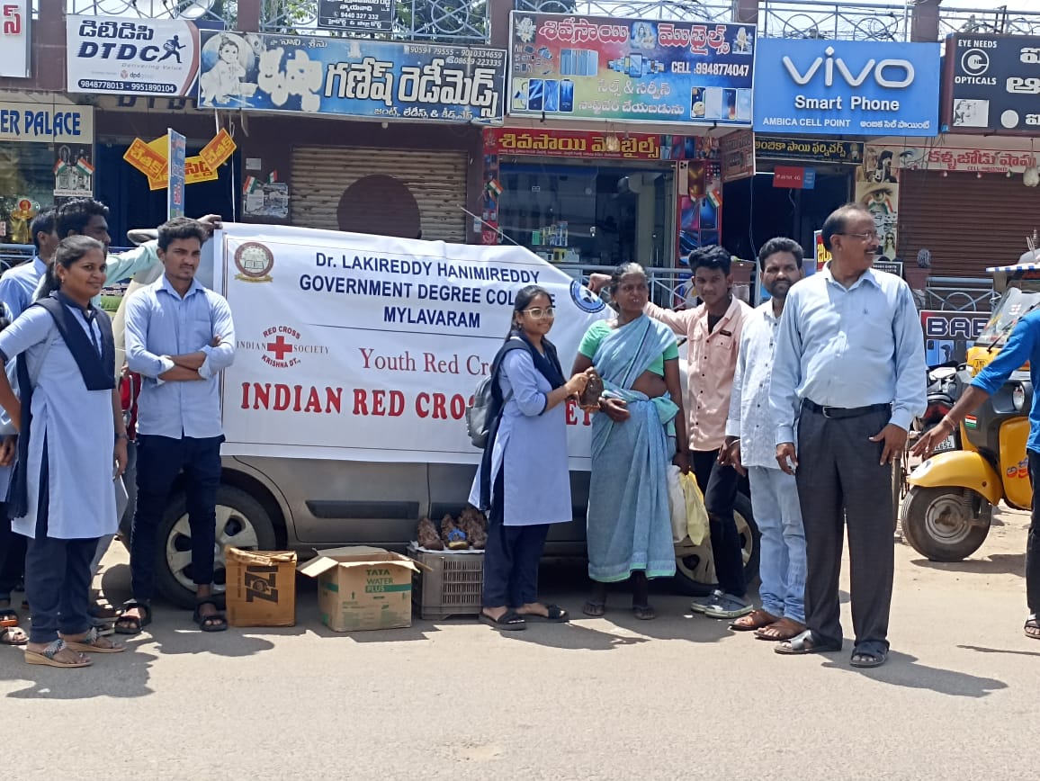 Dr. Lakireddy Hanimireddy Govt. Degree College Mylavaram Respected Sir, DISTRIBUTION OF GANAPATHI CLAY IDOLS The Youth Red Cross volunteers of our college distributed Ganapathi idols made of clay to spread the message of environment friendly fes