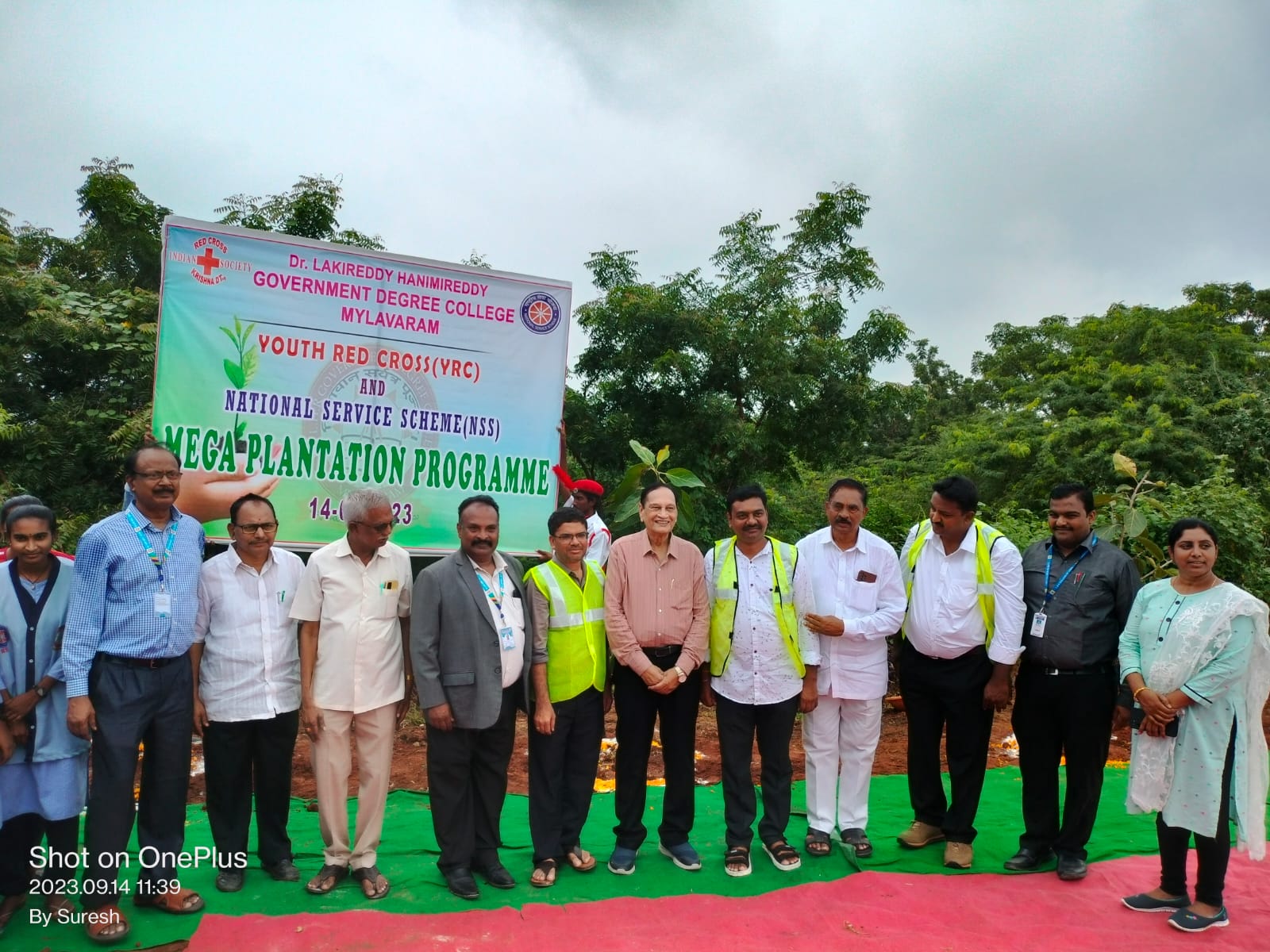 MEGA PLANTATION PROGRAMME 300 YRC Volunteers of the college planted 500 saplings on the National Highway-30 running adjacent to college.