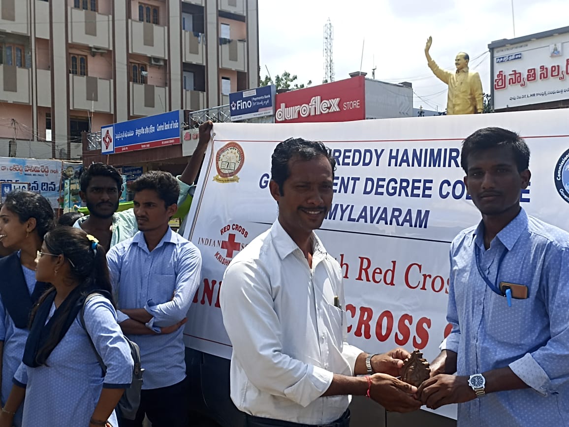 Dr. Lakireddy Hanimireddy Govt. Degree College Mylavaram Respected Sir, DISTRIBUTION OF GANAPATHI CLAY IDOLS The Youth Red Cross volunteers of our college distributed Ganapathi idols made of clay to spread the message of environment friendly fes