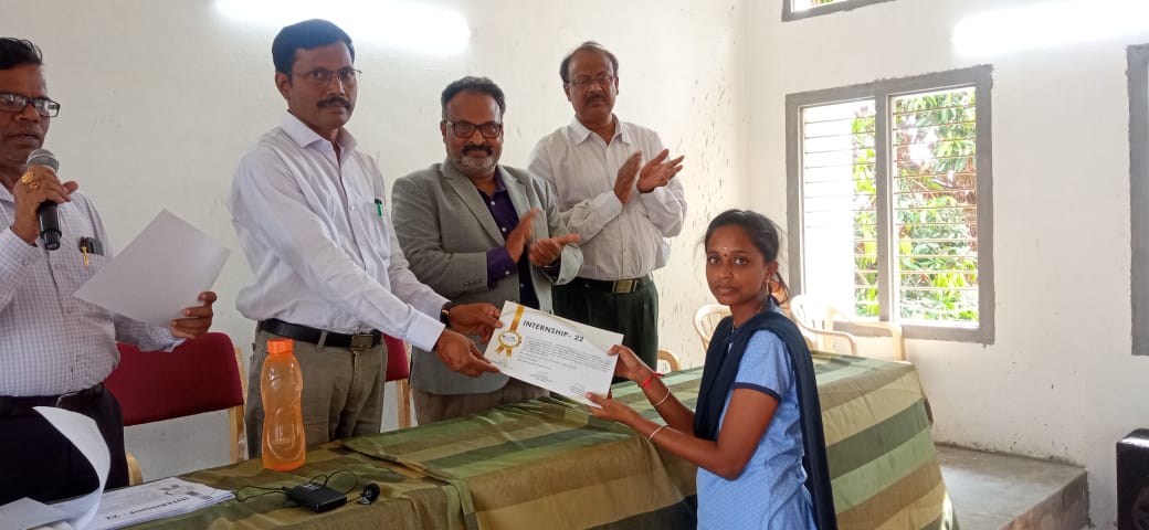 DISTRIBUTION OF INTERNSHIP CERTIFICATES Respected Sir, 86 students of our college, who successfully completed 8 week Internship with E.Com Express (Flipkart), received certificates today from Wellcare Facility India Pvt. Ltd.
